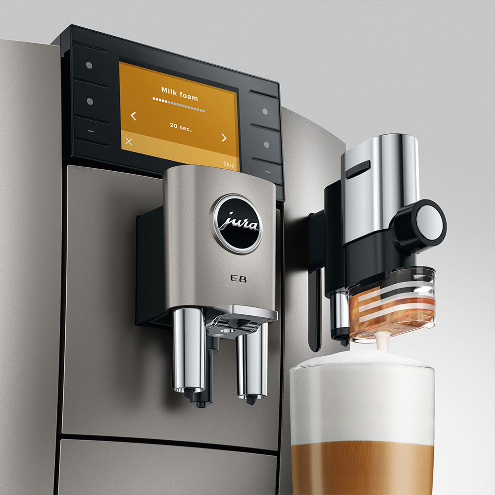 Jura E8 (5th generation) in Midnight Silver, close-up of the color display during milk foam preparation, with a latte macchiato