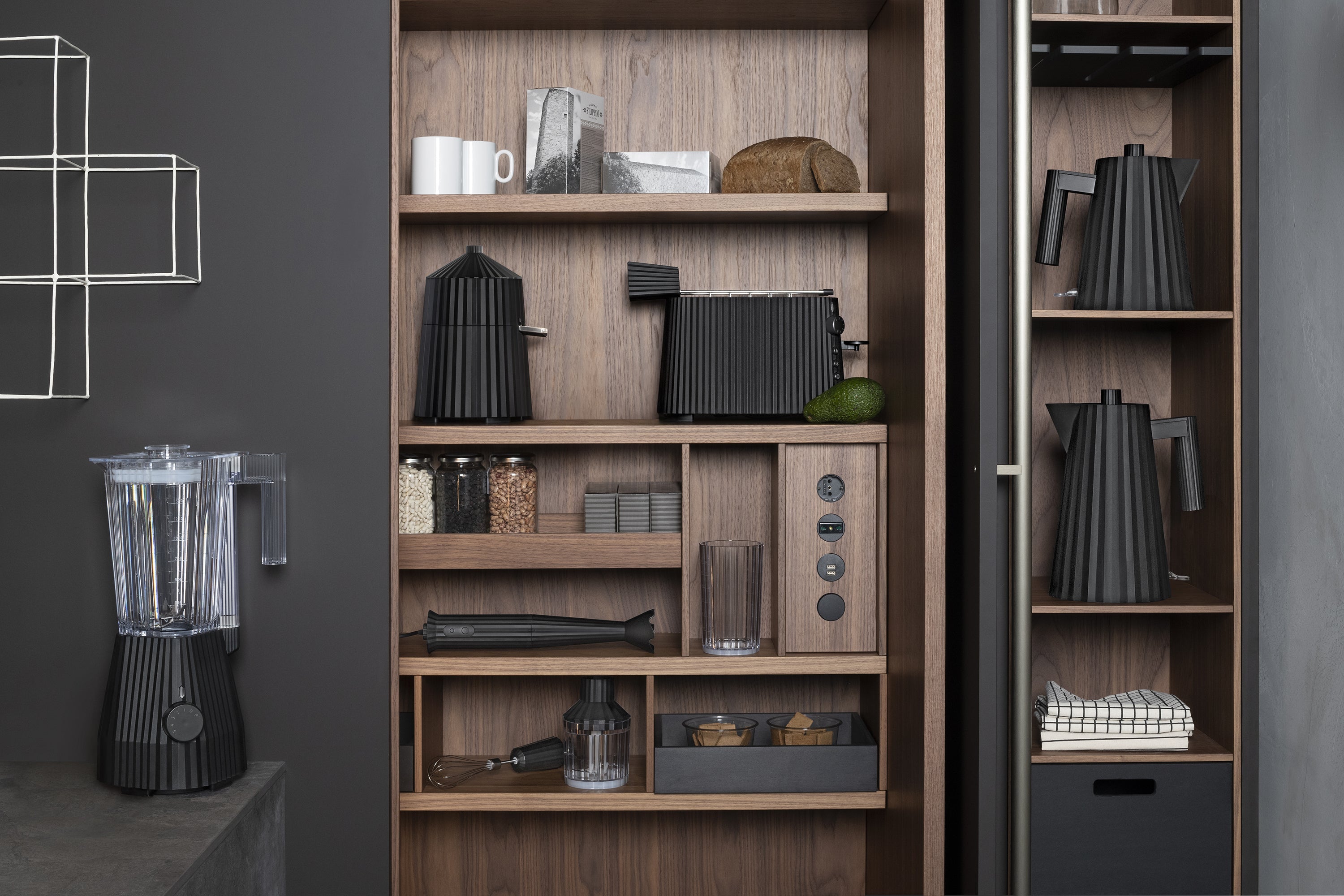 Alessi MDL06B/USA Plissé Electric Kettle - Black - Design and Grace