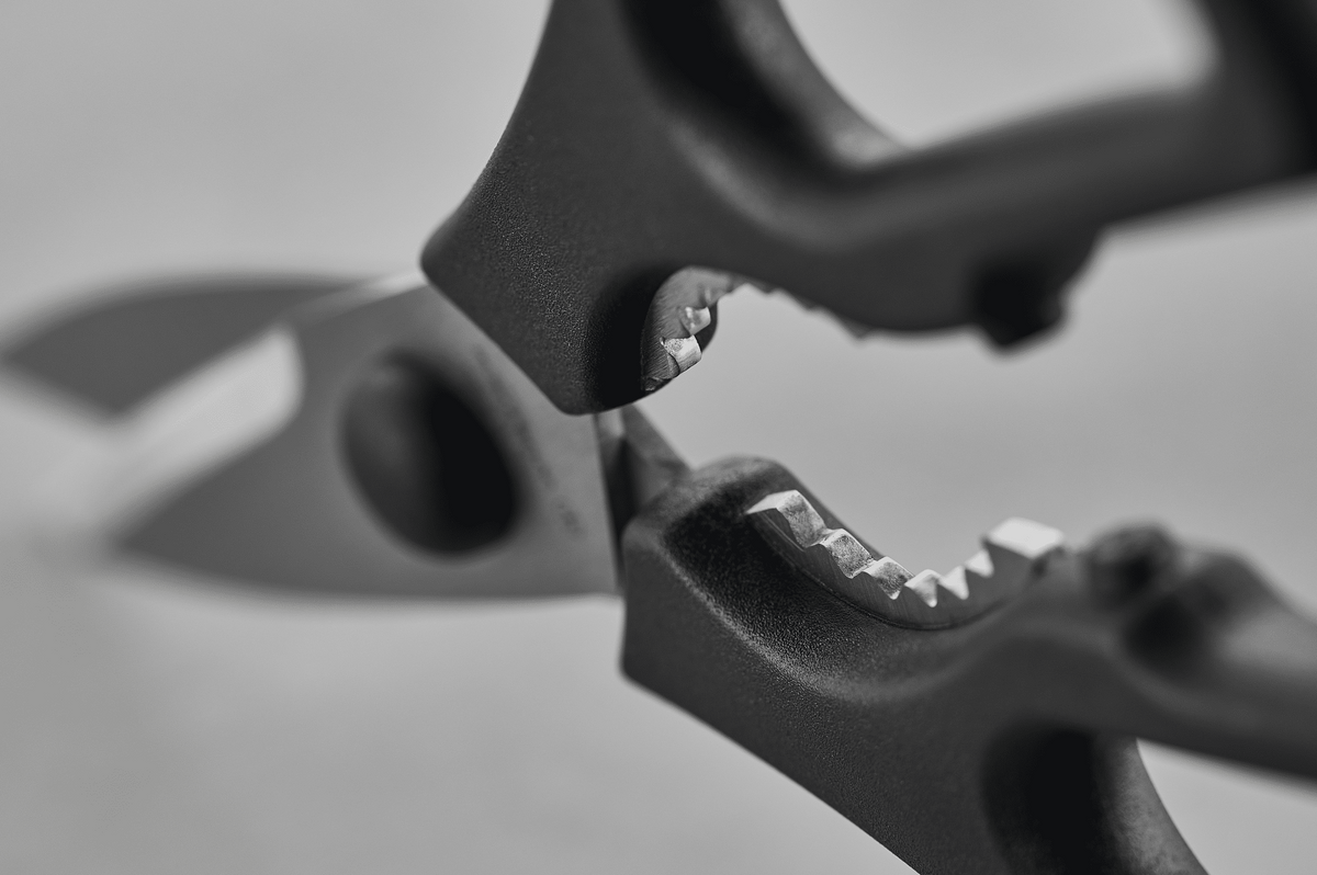 Close-up of the grip teeth between the black handles of WÜSTHOF kitchen shears