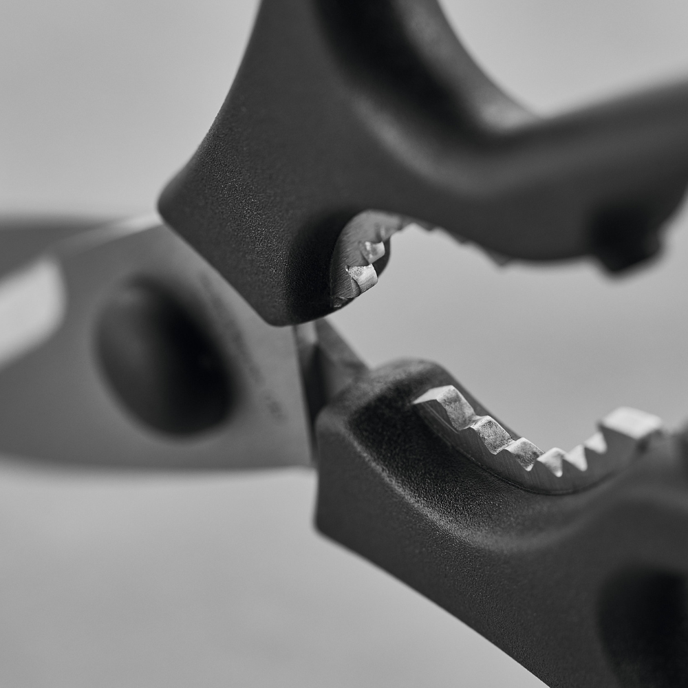 Close-up of the grip teeth between the black handles of WÜSTHOF kitchen shears